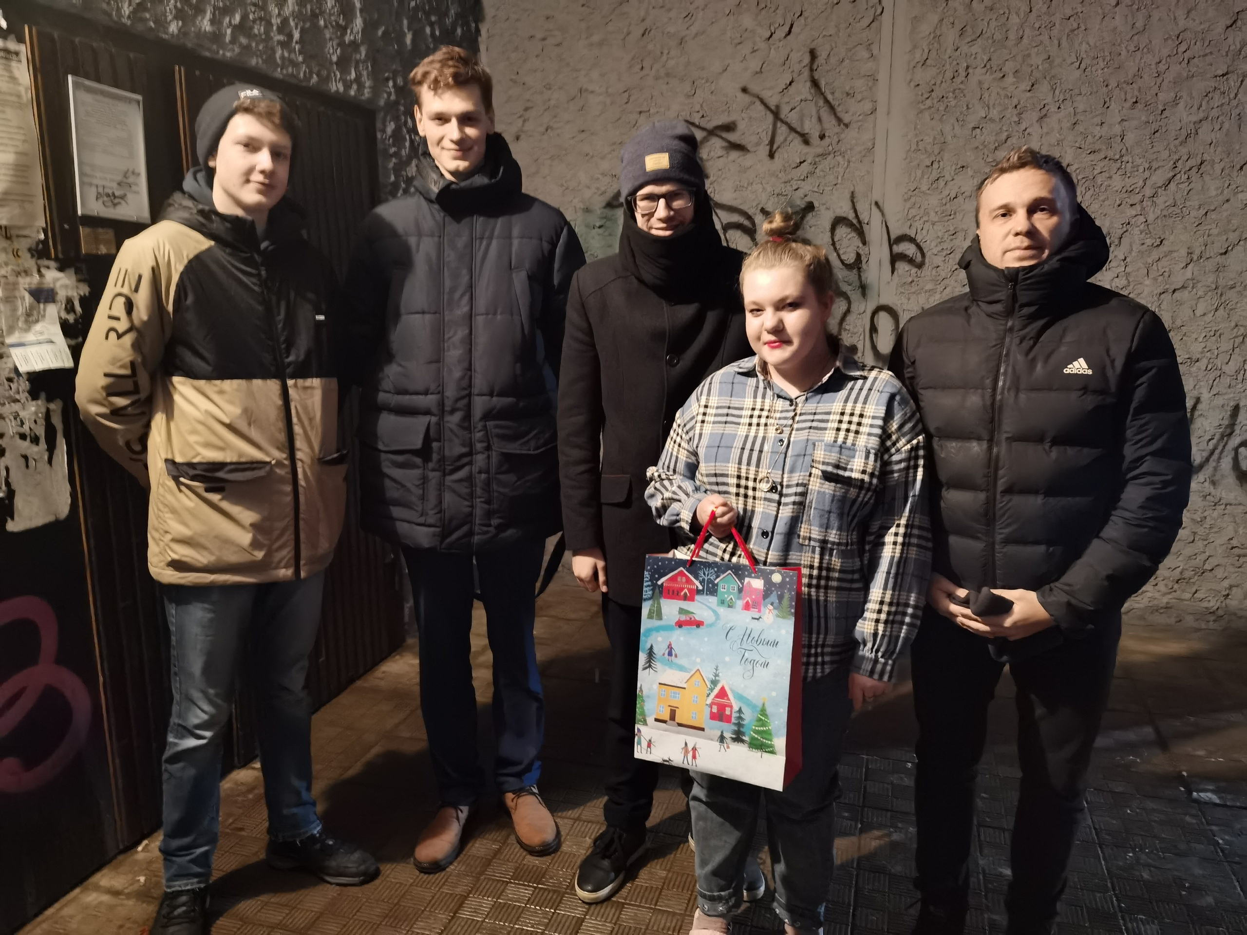 Сегодня члены Молодёжного правительства, которые участвовали в акции «Ёлка желаний» воплотили в жизнь три желания ребят, из Орловского муниципального округа.